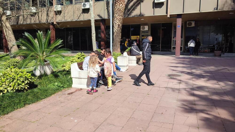 <p>Džekson Bislimi "Vijestima" je kazao da su došli svi kako bi saznali kad će se i na koji način riješiti njihovo stambeno pitanje</p>