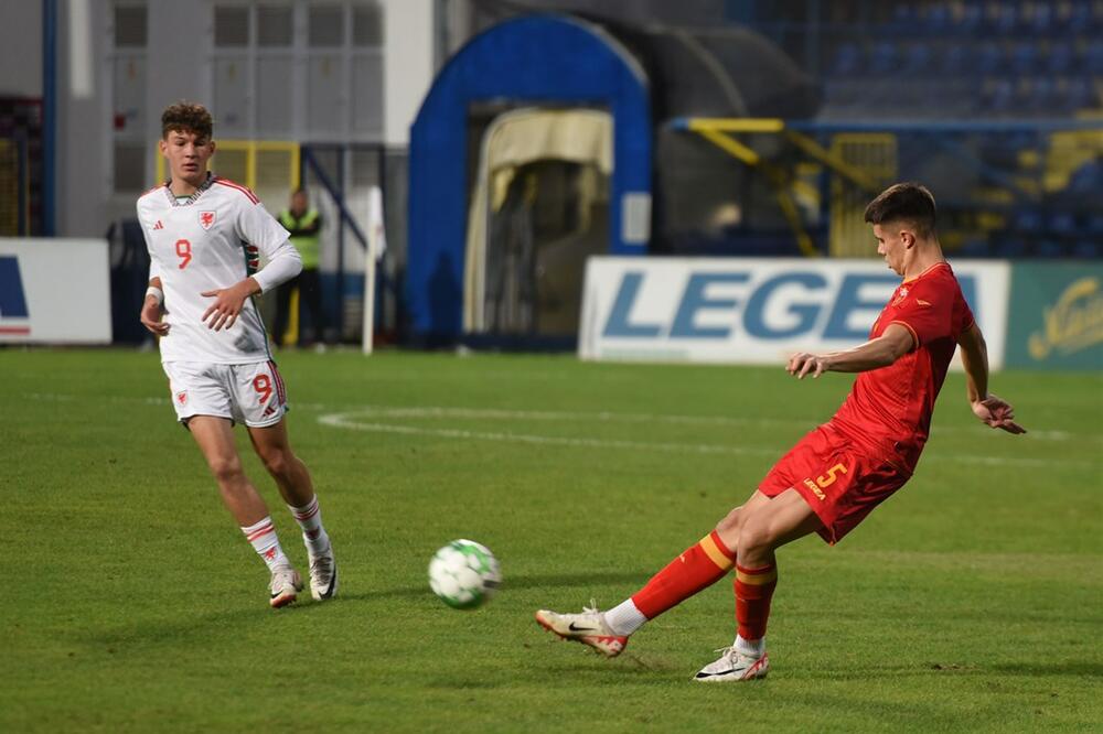 Adut sokola u odbrani: Bodin Tomašević i velški supertalenat iz Liverpula Luis Kumas tokom nedavnih kvalifikacija, Foto: FSCG