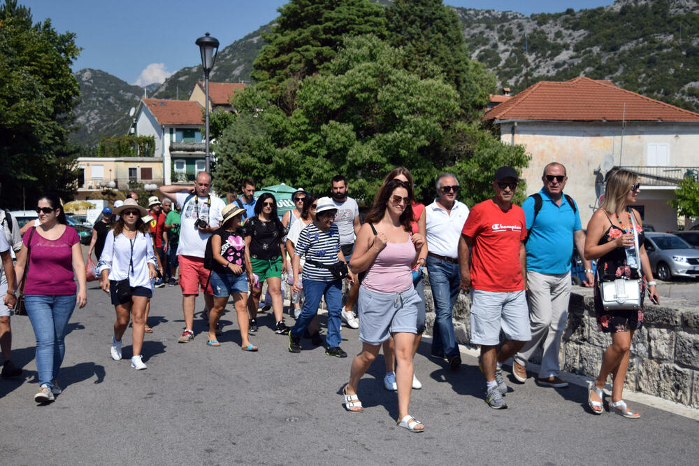 Turista sve više u sezoni, nemaju gdje da se parikiraju: Virpazar, Foto: Luka Zekovic