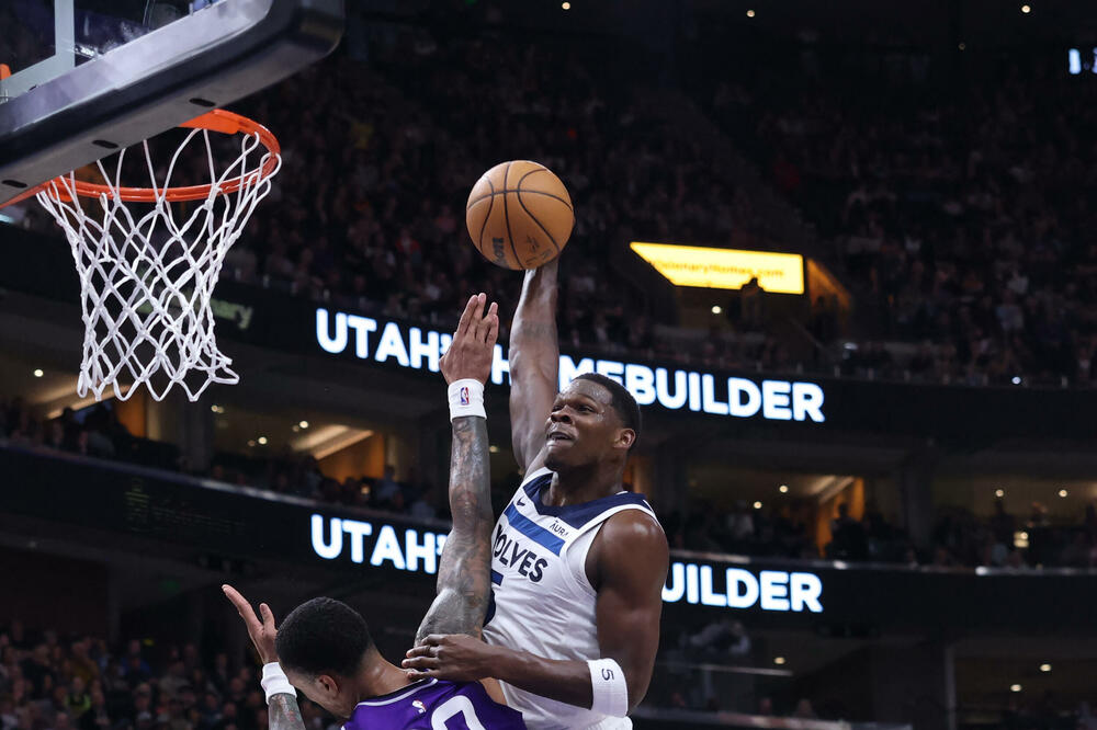 Entoni Edvards zakucava preko Džona Kolinsa, Foto: Reuters