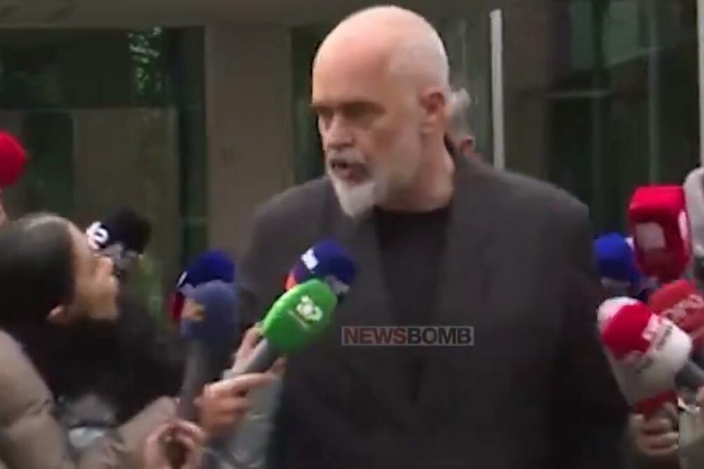 Rama gura novinarku, Foto: Printscreen/Youtube