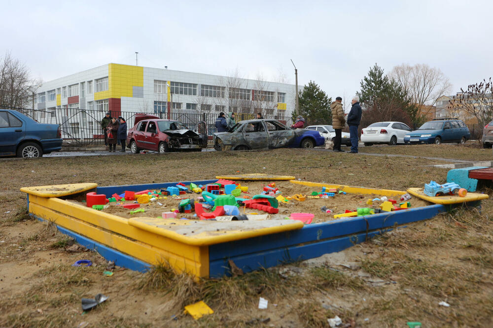 Mještani se okupljaju pored oštećenih automobila pogođenih granatiranjem, što su lokalne vlasti nazvale ukrajinskim vojnim udarom, u Belgorodu, Foto: Reuters
