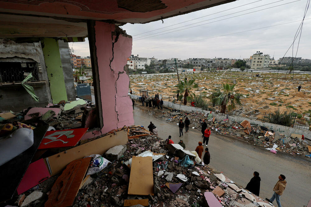 Palestinci na mjestu izraelskog napada na kuću u Rafi, Foto: Rojters