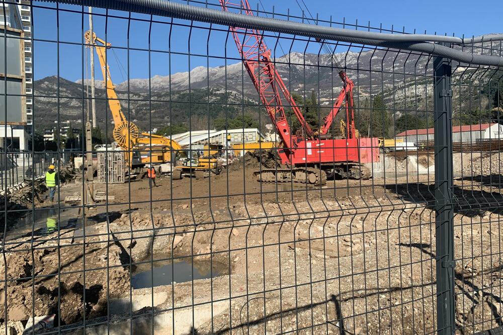 Mašine na gradilištu planiranog hotela, Foto: Vuk Lajović