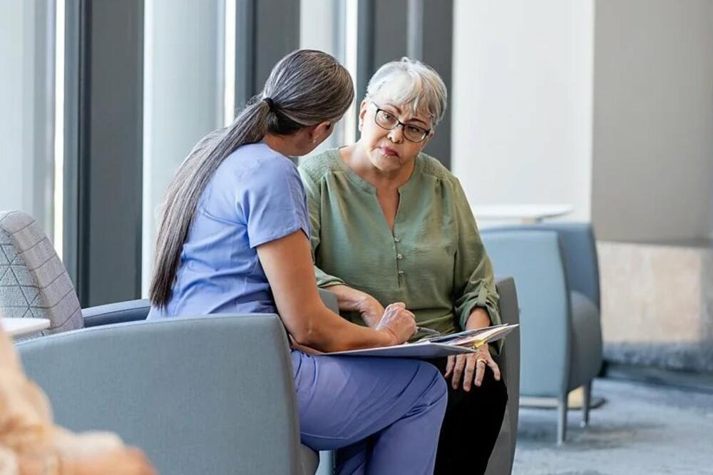 Čak i u radnim sredinama gdje postoji rodni paritet mnoge žene i dalje obavljaju emocionalno teške poslove, Foto: Getty Images