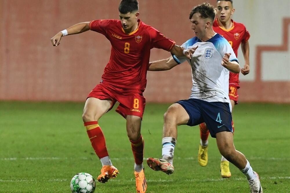Stefan Đukanović u duelu sa Englezom Hinšelvudom, fudbalerom Brajtona, Foto: FSCG