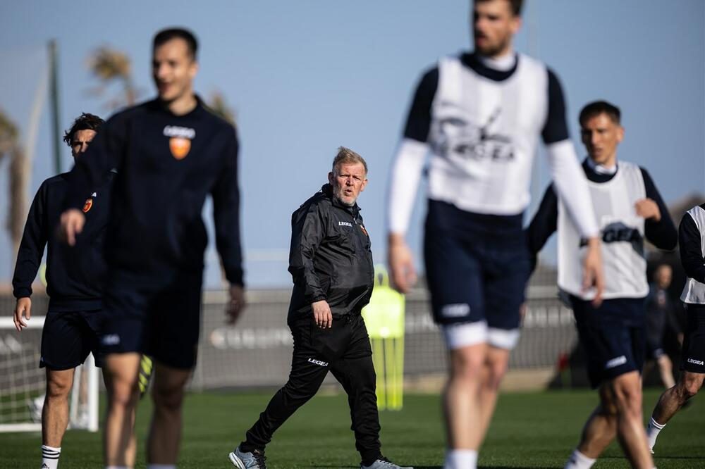 Prosinečki sa svojim igračima tokom treninga u Antaliji, Foto: FSCG/Filip Roganović