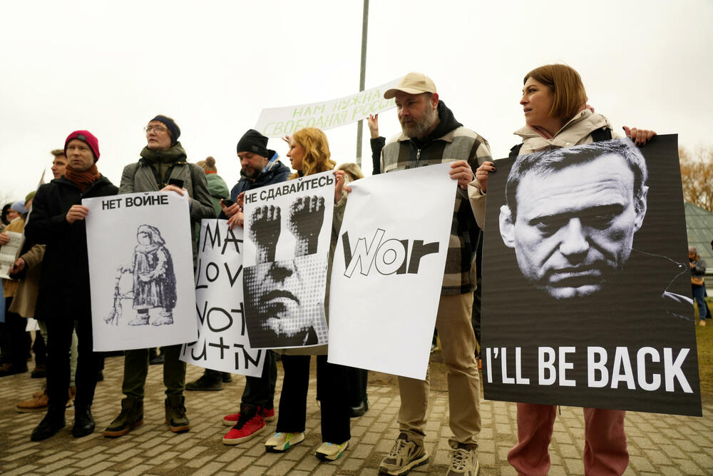 Pristalice Navaljnog na protestu ispred ruske ambasade u Rigi