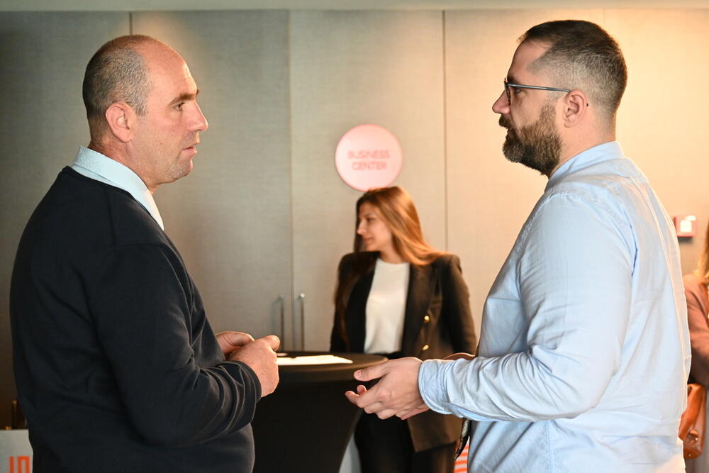 <p>"Nikola Naumovski ističe da borba protiv korupcije obuhvata niz preventivnih i korektivnih mjera ali da njeno prijavljivanje predstavlja izražavanje slobode izražavanja, kao jedno od temeljnih ljudskih prava, koje je ključno za vladavinu prava, zato što se većina ozbiljnih korupcijskih zločina otkriva putem prijava zviždača"</p>