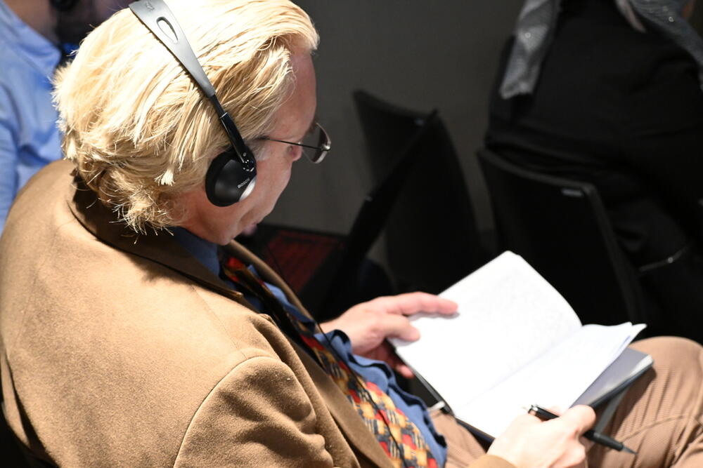 <p>"Nikola Naumovski ističe da borba protiv korupcije obuhvata niz preventivnih i korektivnih mjera ali da njeno prijavljivanje predstavlja izražavanje slobode izražavanja, kao jedno od temeljnih ljudskih prava, koje je ključno za vladavinu prava, zato što se većina ozbiljnih korupcijskih zločina otkriva putem prijava zviždača"</p>