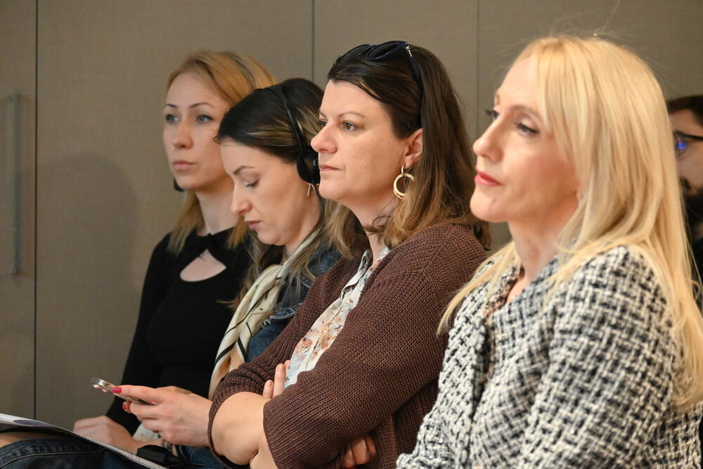 <p>"Nikola Naumovski ističe da borba protiv korupcije obuhvata niz preventivnih i korektivnih mjera ali da njeno prijavljivanje predstavlja izražavanje slobode izražavanja, kao jedno od temeljnih ljudskih prava, koje je ključno za vladavinu prava, zato što se većina ozbiljnih korupcijskih zločina otkriva putem prijava zviždača"</p>