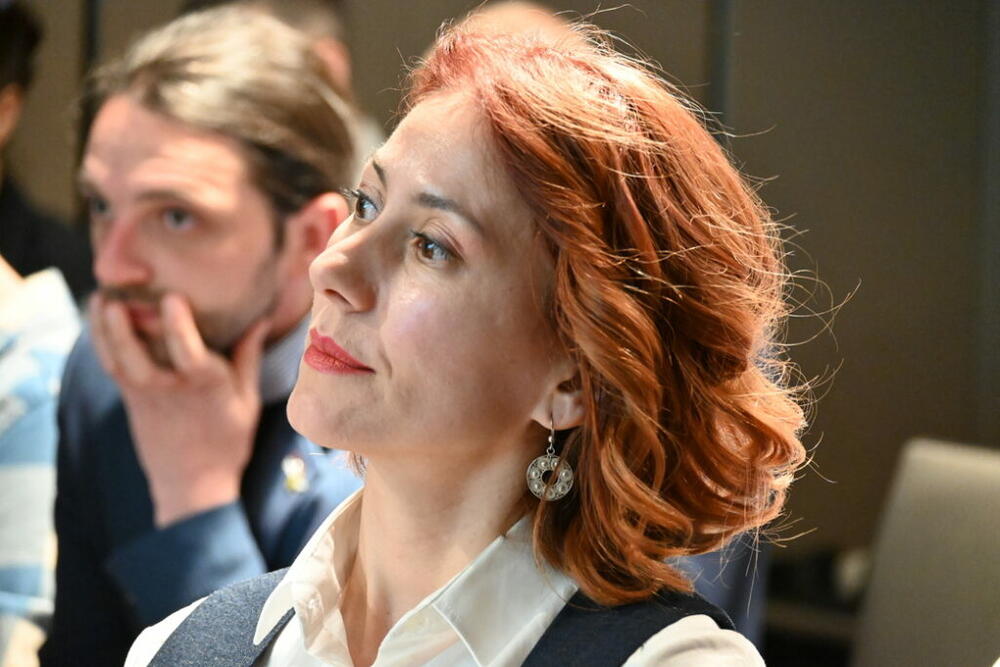 <p>"Nikola Naumovski ističe da borba protiv korupcije obuhvata niz preventivnih i korektivnih mjera ali da njeno prijavljivanje predstavlja izražavanje slobode izražavanja, kao jedno od temeljnih ljudskih prava, koje je ključno za vladavinu prava, zato što se većina ozbiljnih korupcijskih zločina otkriva putem prijava zviždača"</p>