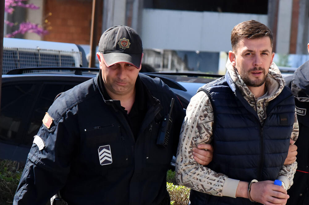 Jednog od osumnjičenih dovode na saslušanje u SPO, Foto: Luka Zekovic