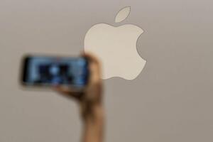 America is suing Apple for an alleged monopoly on the mobile market...
