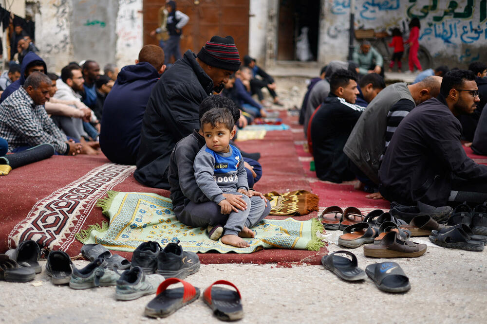 Palestinci se okupljaju da prisustvuju molitvi petkom tokom svetog mjeseca posta Ramazana u Rafi, u južnom pojasu Gaze, Foto: Reuters