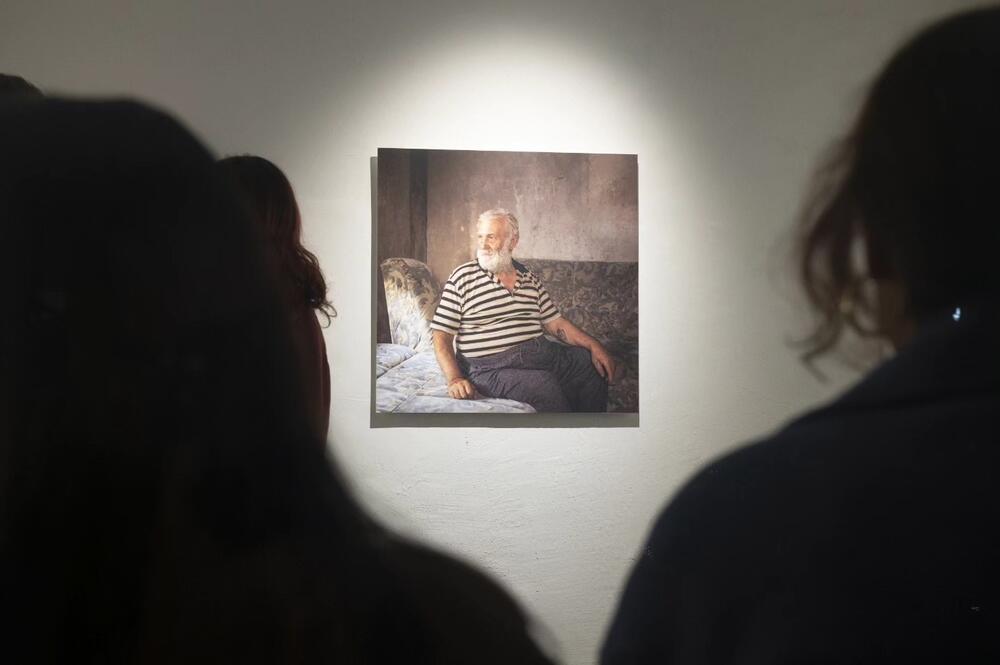 Sa izložbe u Podgorici, na fotografiji Ahmo Salihović