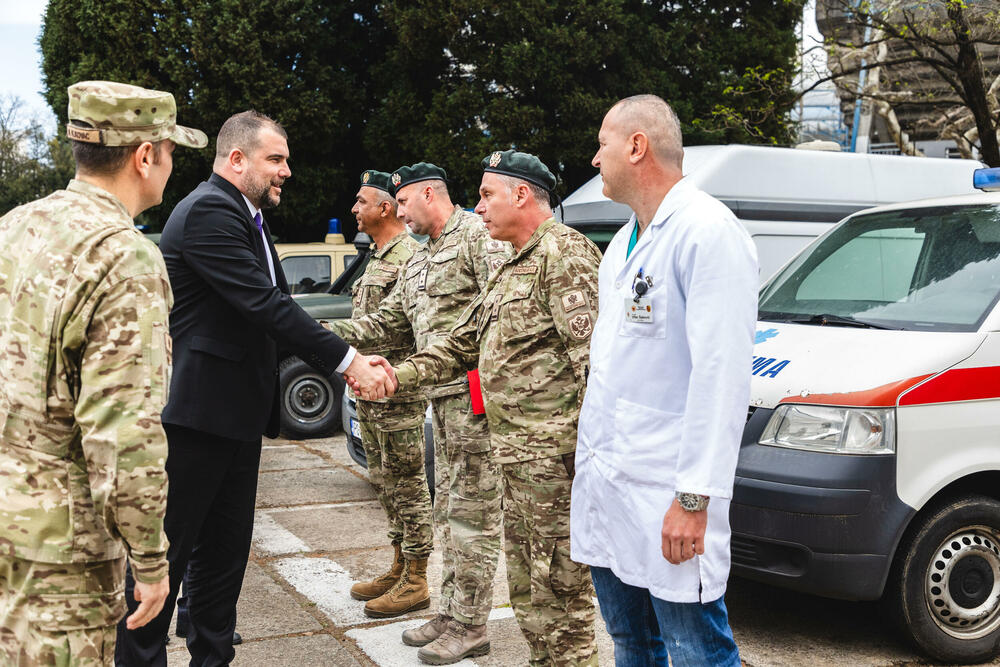 <p>"Ministar je, sa saradnicima, obišao ambulante, laboratoriju, odjeljenja interne medicine, ortopedije, urologije, ginekologije, radiologije, stomatologije, medicine rada, oftalmologije, ORL-a, kao i ambulante psihologa i psihijatra"</p>