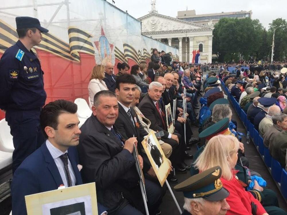 Radinović sa delegacijom iz Crne Gore na vojnoj paradi i maršku Besmrtnog puka