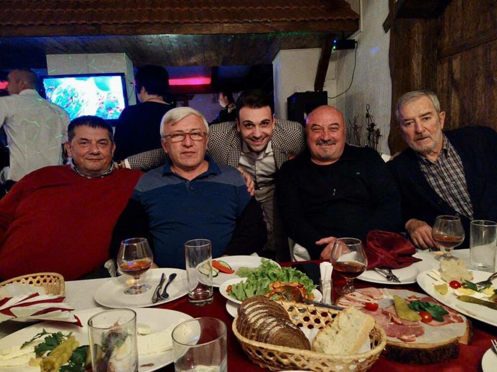Gojko Raičević, urednik IN4S, Ljubinko Đurković, punkovnik komandant Košarske bitke protiv NATO, Miloš Radinović, Goran Petronijević, advokat i Dragan Todorović, ministar saobraćaja u SR Jugoslavija