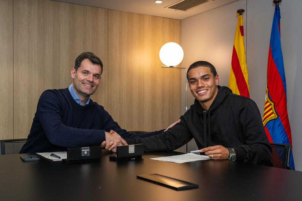 Ronaldinjo mlađi je prošle godine potpisao ugovor sa akademijom Barselone, Foto: Barcelona masia