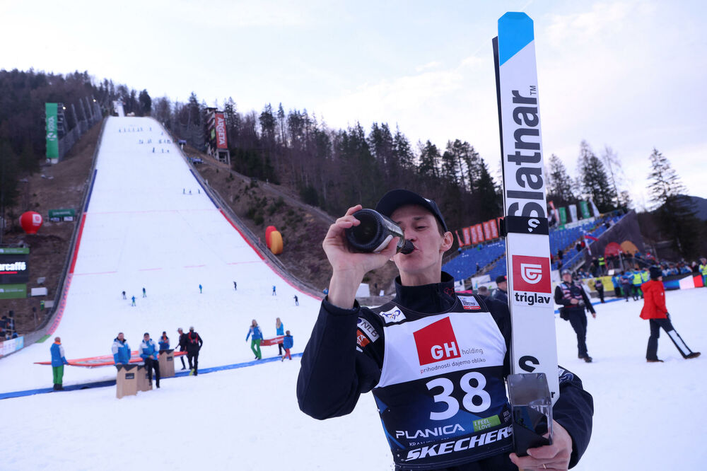 Prešernovu Zdravicu otvorio domaći letač na Planici, Foto: REUTERS