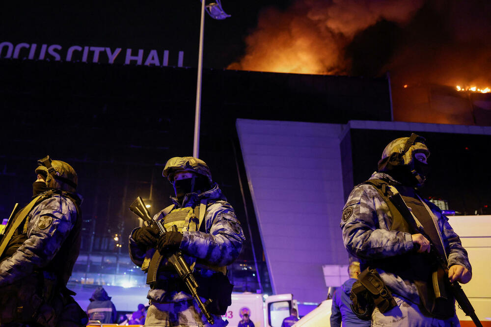 Russian security forces in front of the concert hall, Photo: Reuters