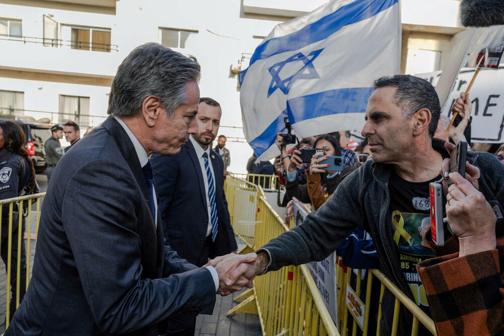 Blinken u Tel Avivu sa demonstrantima koji pozivaju na oslobađanje izraelskih talaca, Foto: Reuters