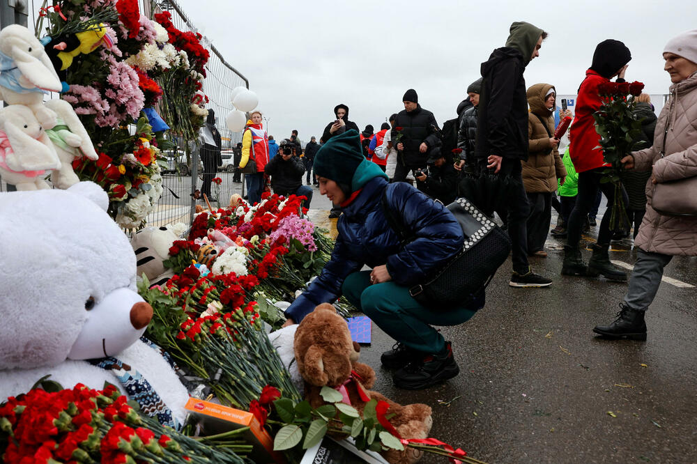 Ljudi polažu cvijeće na improvizovani spomenik žrtvama pucnjave u koncertnoj dvorani u blizini Moskve, Foto: Reuters