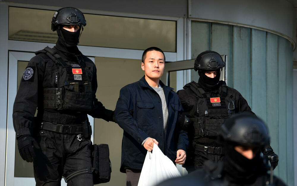 <p>Takozvanom "kralju kriptovaluta" danas je istekla zatvorska kazna, a iz suda su juče najavili da će mu biti oduzete putne isprave, kako ne bi mogao da napusti Crnu Goru</p>