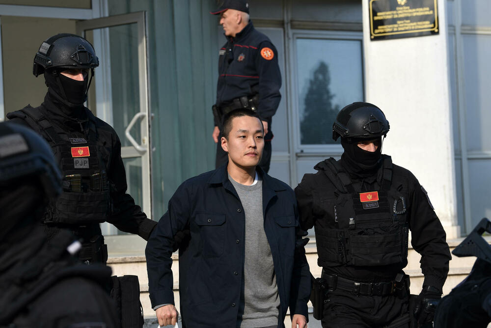 <p>Takozvanom "kralju kriptovaluta" danas je istekla zatvorska kazna, a iz suda su juče najavili da će mu biti oduzete putne isprave, kako ne bi mogao da napusti Crnu Goru</p>