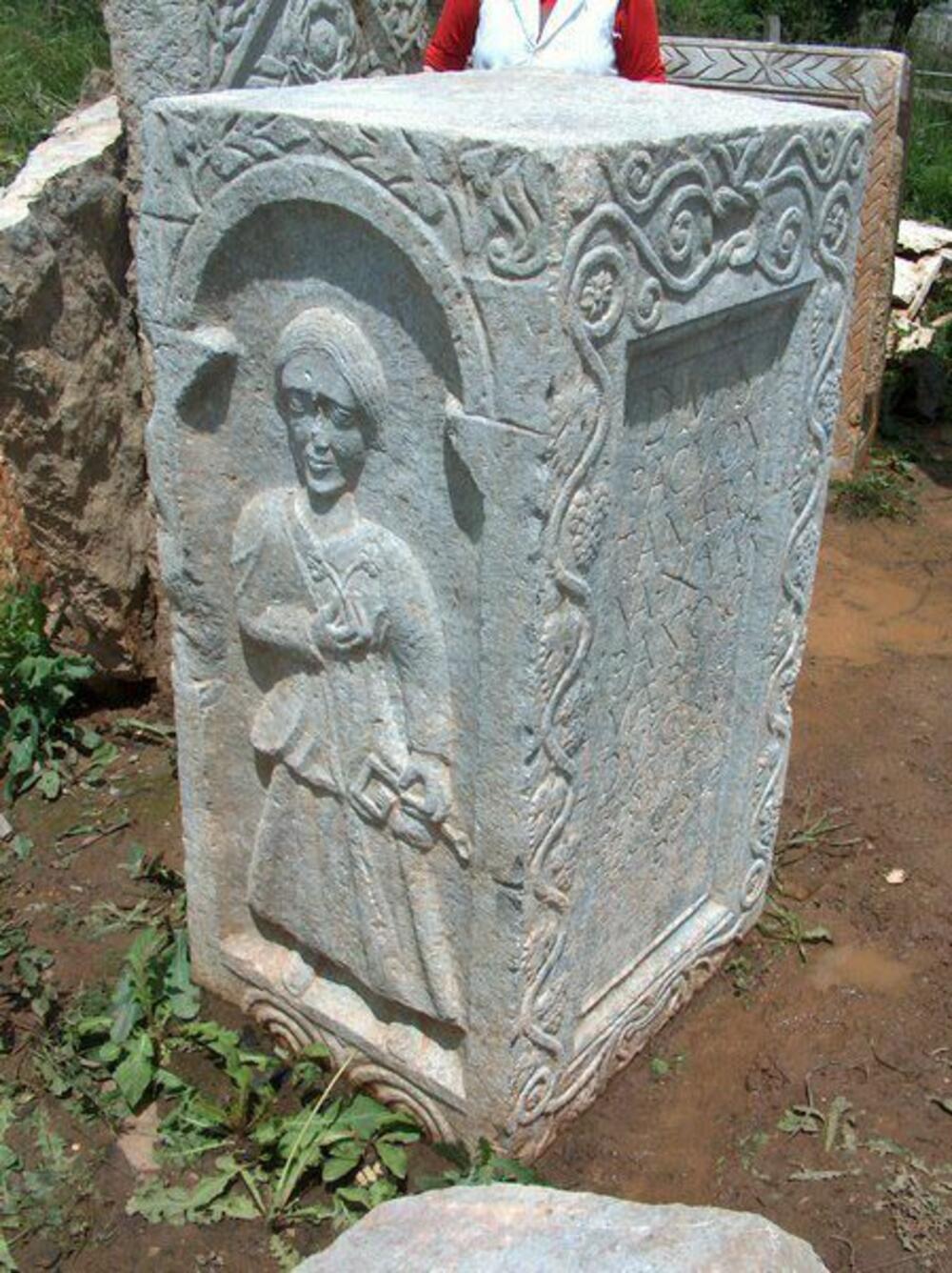 Obnovljeni nadgrobni spomenik