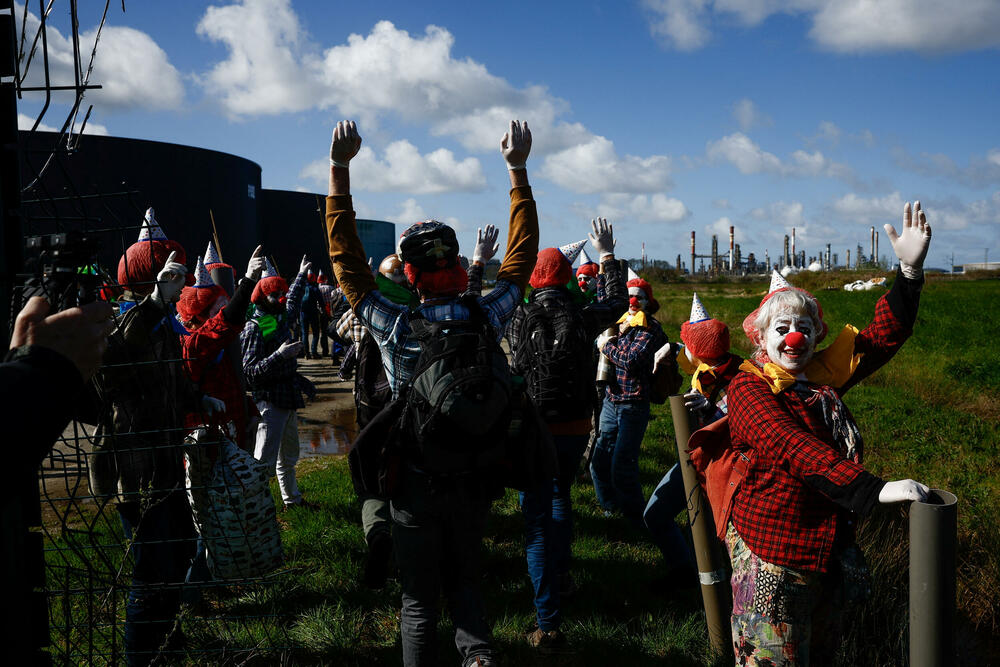 Activists came to condemn the oil giant's "clown games" and therefore wore masks, red wigs, checkered shirts and clown noses.