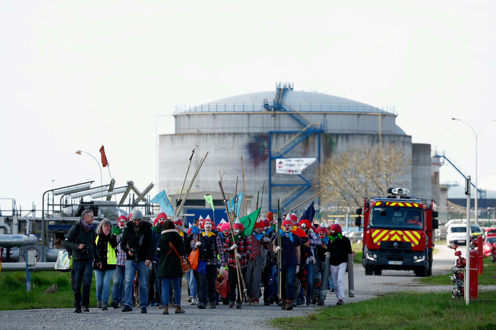 <p>Aktivisti su došli da osude "klovnovske igre" naftnog giganta i zbog toga su nosili maske, crvene perike, kockaste košulje i klovnovske noseve</p>