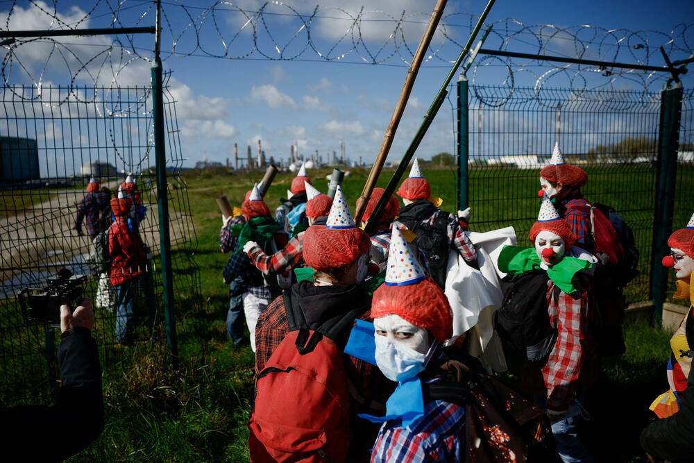 <p>Aktivisti su došli da osude "klovnovske igre" naftnog giganta i zbog toga su nosili maske, crvene perike, kockaste košulje i klovnovske noseve</p>