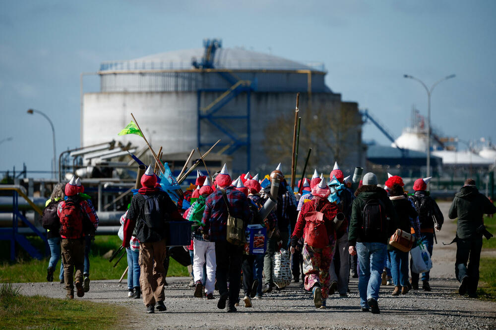 <p>Aktivisti su došli da osude "klovnovske igre" naftnog giganta i zbog toga su nosili maske, crvene perike, kockaste košulje i klovnovske noseve</p>