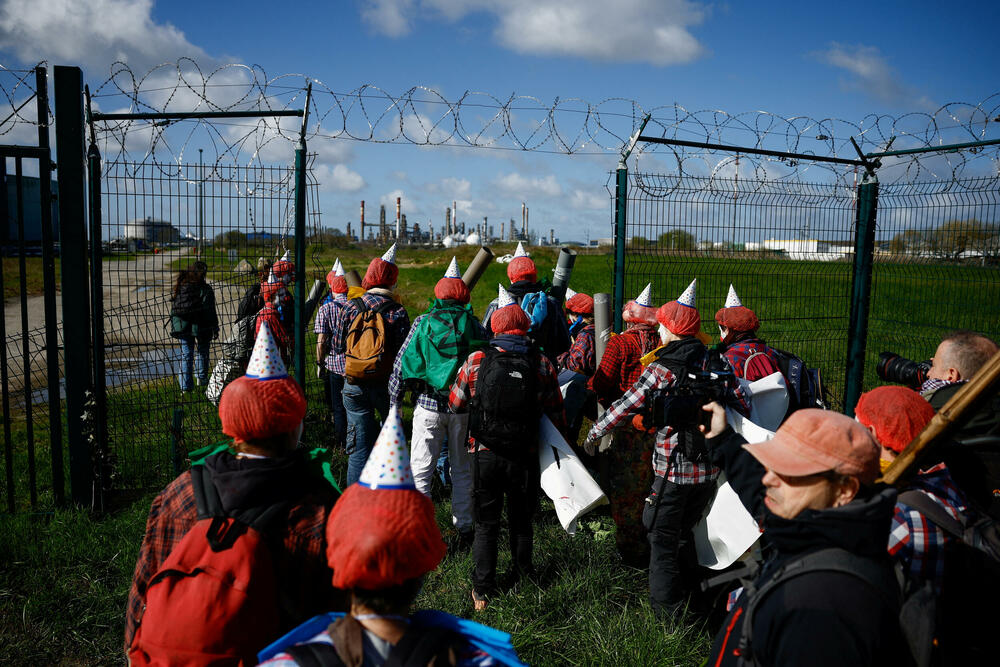 <p>Aktivisti su došli da osude "klovnovske igre" naftnog giganta i zbog toga su nosili maske, crvene perike, kockaste košulje i klovnovske noseve</p>