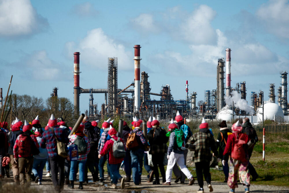 <p>Aktivisti su došli da osude "klovnovske igre" naftnog giganta i zbog toga su nosili maske, crvene perike, kockaste košulje i klovnovske noseve</p>