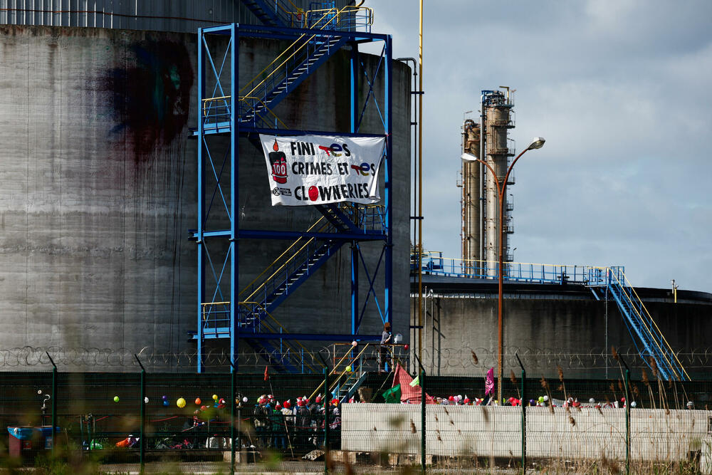 <p>Aktivisti su došli da osude "klovnovske igre" naftnog giganta i zbog toga su nosili maske, crvene perike, kockaste košulje i klovnovske noseve</p>