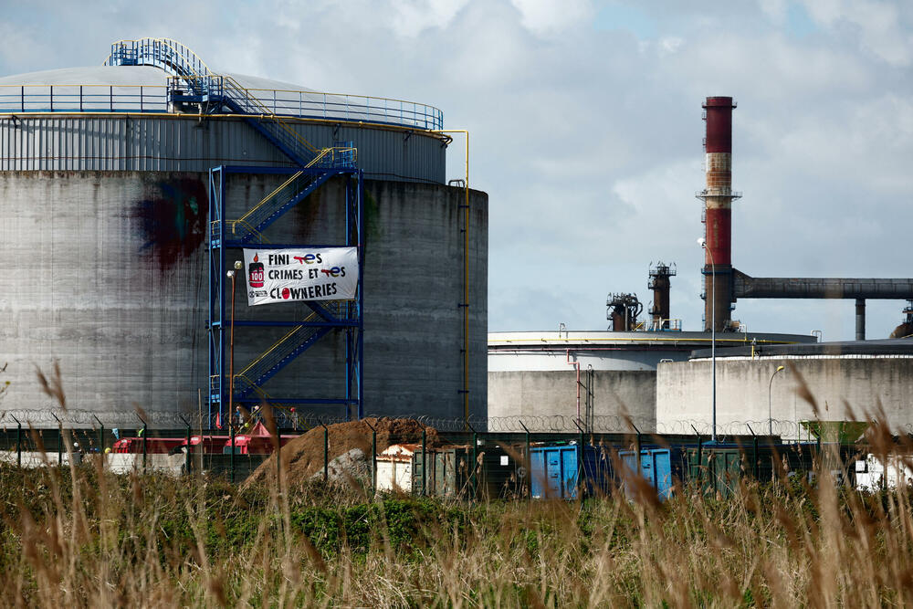 <p>Aktivisti su došli da osude "klovnovske igre" naftnog giganta i zbog toga su nosili maske, crvene perike, kockaste košulje i klovnovske noseve</p>