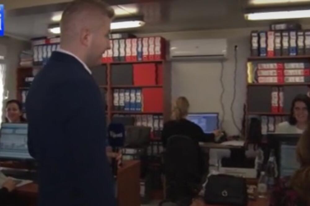 Novinar TV Vijesti u jednoj od kancelarija "Čistoće", Foto: Screenshot/TV Vijesti