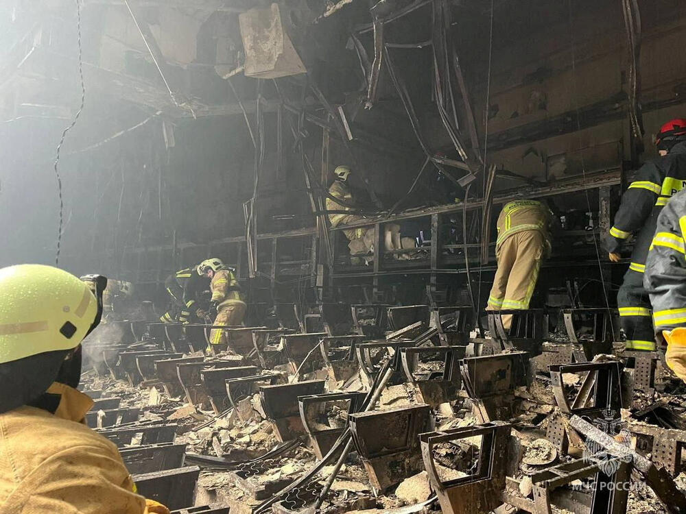Pripadnici ruske spasilačke službe unutar koncertne dvorane Krokus, koja je potpuno uništena u napadu i požaru
