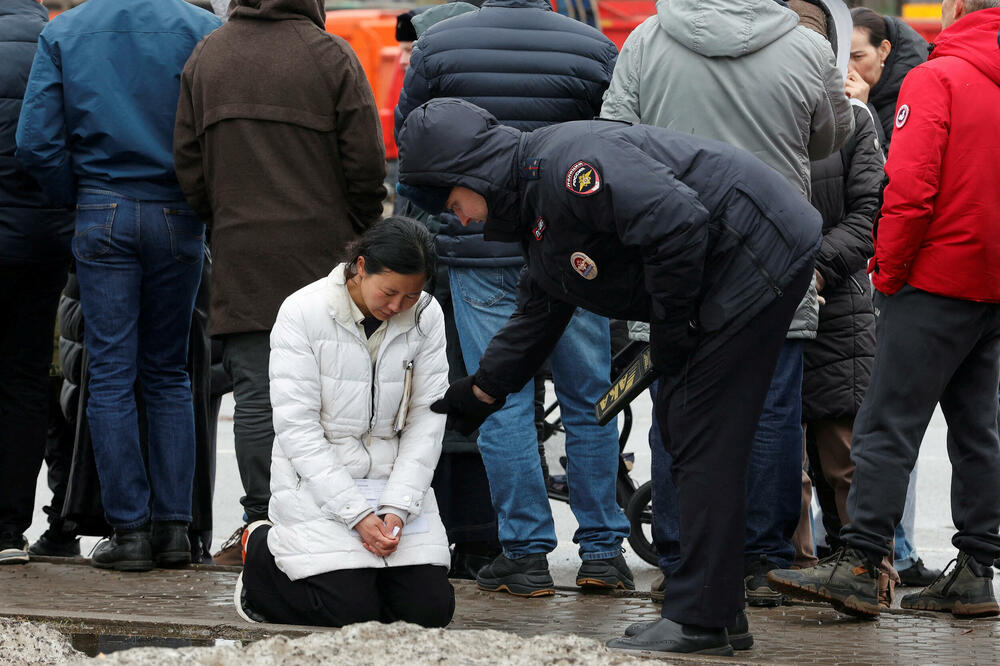 Veliki broj Rusa juče je ispred Krokus dvorane čekao informacije o svojim voljenima, Foto: REUTERS