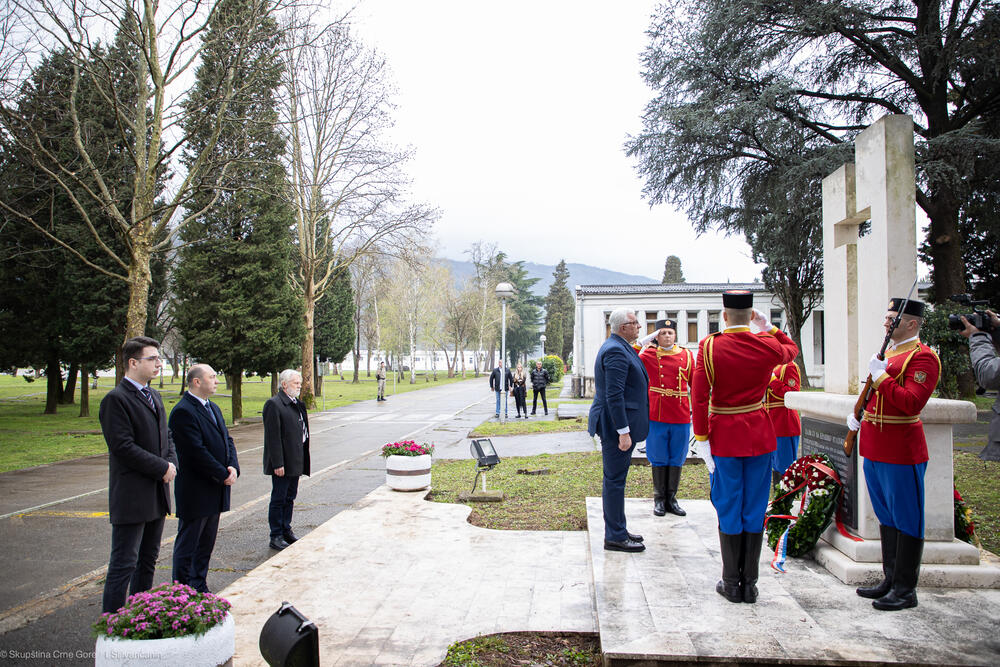 <p>Iz Skupštine Crne Gore je saopšteno da je Mandić položio vijenac u kasarni Danilovgrad u znak sjećanja na nevine žrtve i heroje koji su prije 25 godina branili nebo i granice Savezne Republike Jugoslavije (SRJ)</p>