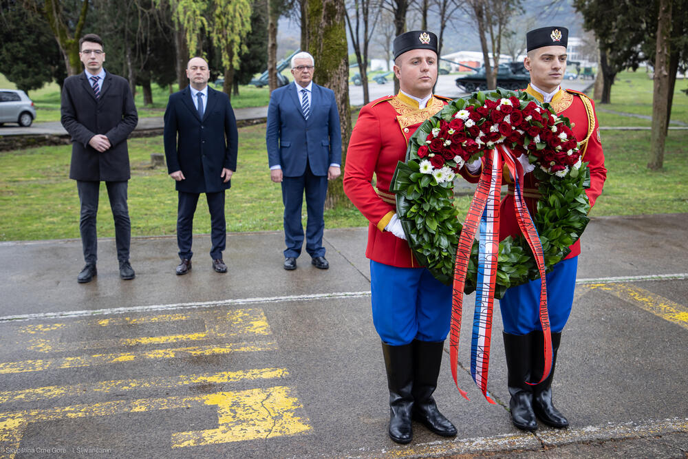 <p>Iz Skupštine Crne Gore je saopšteno da je Mandić položio vijenac u kasarni Danilovgrad u znak sjećanja na nevine žrtve i heroje koji su prije 25 godina branili nebo i granice Savezne Republike Jugoslavije (SRJ)</p>