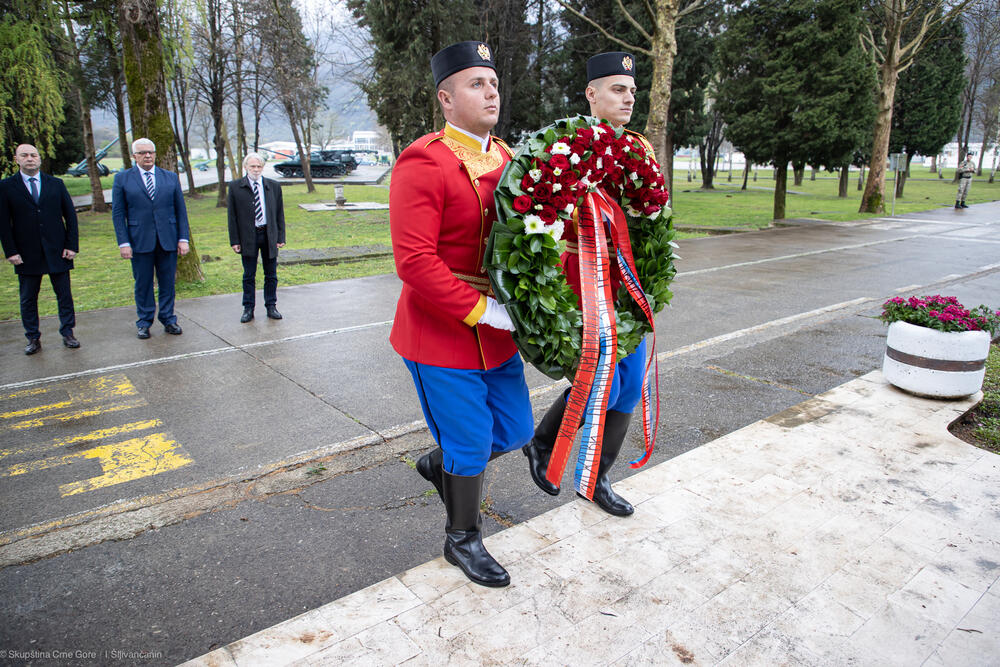 <p>Iz Skupštine Crne Gore je saopšteno da je Mandić položio vijenac u kasarni Danilovgrad u znak sjećanja na nevine žrtve i heroje koji su prije 25 godina branili nebo i granice Savezne Republike Jugoslavije (SRJ)</p>