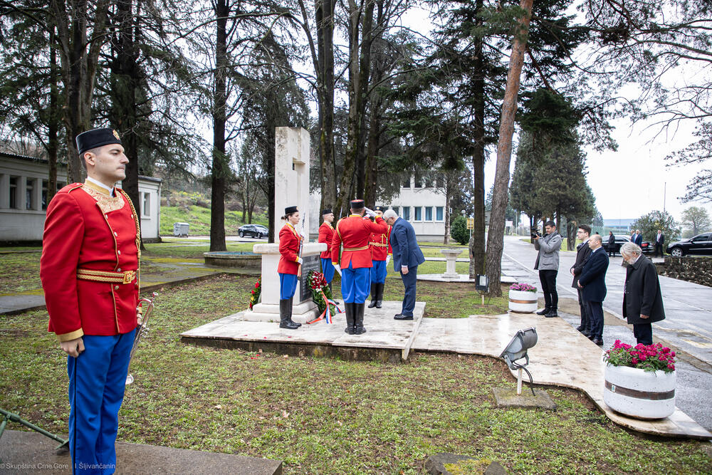 The Parliament of Montenegro announced that Mandić laid a wreath at the Danilovgrad barracks in memory of the innocent victims and heroes who defended the skies and borders of the Federal Republic of Yugoslavia (FRY) 25 years ago.