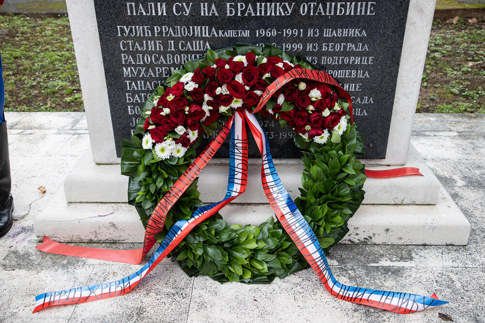 <p>Iz Skupštine Crne Gore je saopšteno da je Mandić položio vijenac u kasarni Danilovgrad u znak sjećanja na nevine žrtve i heroje koji su prije 25 godina branili nebo i granice Savezne Republike Jugoslavije (SRJ)</p>