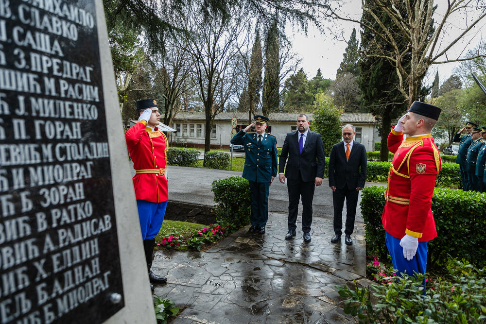 <p>Iz Ministarstva odbrane je saopšteno da je ministar Dragan Krapović, na 25. godišnjicu bombardovanja Savezne Republike (SR) Jugoslavije, položio vijence u kasarnama "Milovan Šaranovic" u Danilovgradu i "Marko Miljanov Popović" u Podgorici</p>