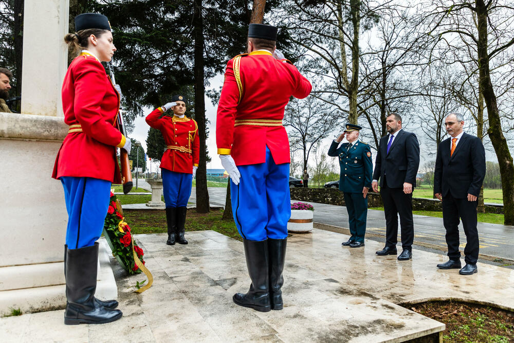 <p>Iz Ministarstva odbrane je saopšteno da je ministar Dragan Krapović, na 25. godišnjicu bombardovanja Savezne Republike (SR) Jugoslavije, položio vijence u kasarnama "Milovan Šaranovic" u Danilovgradu i "Marko Miljanov Popović" u Podgorici</p>