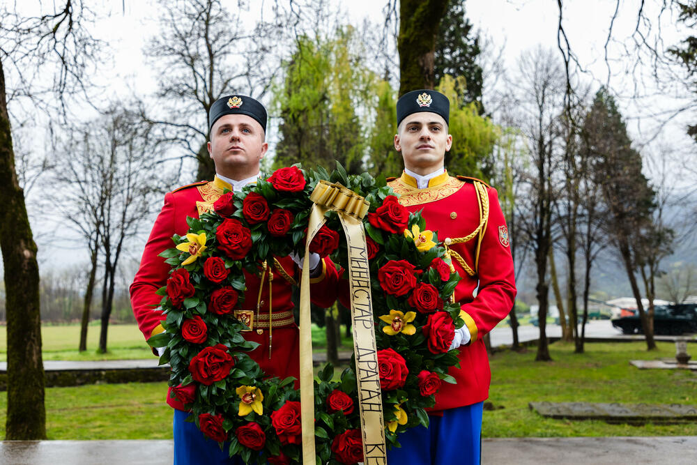 <p>Iz Ministarstva odbrane je saopšteno da je ministar Dragan Krapović, na 25. godišnjicu bombardovanja Savezne Republike (SR) Jugoslavije, položio vijence u kasarnama "Milovan Šaranovic" u Danilovgradu i "Marko Miljanov Popović" u Podgorici</p>